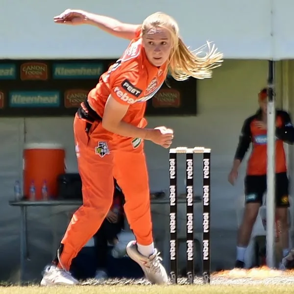Kim Garth portrait in Perth Scorchers WBBL playing shirt
