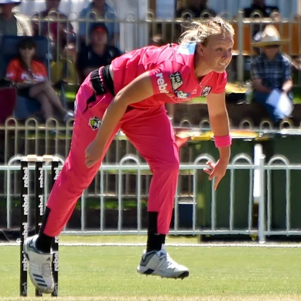Hayley Silver-Holmes portrait in Sydney Sixers WBBL playing shirt