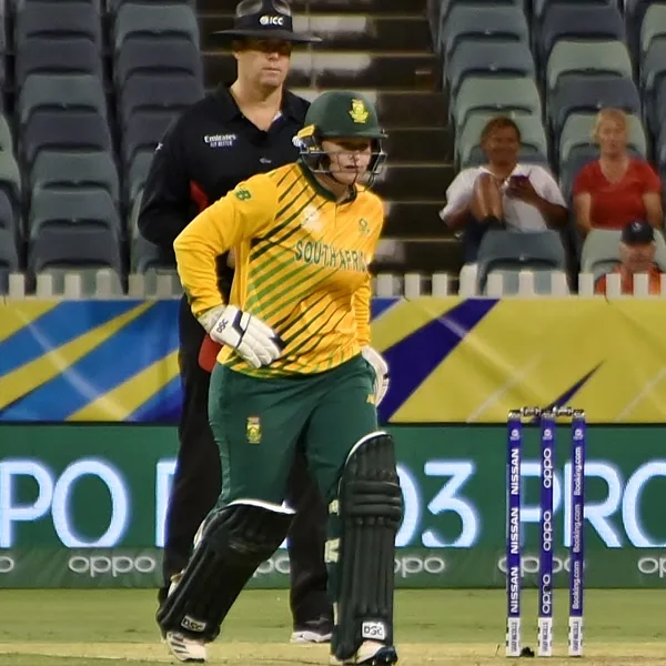 Lizelle Lee portrait in South Africa national team playing shirt and helmet