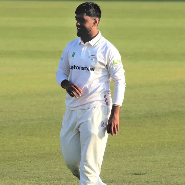 Rehan Ahmed portrait in Leicestershire County Championship playing shirt