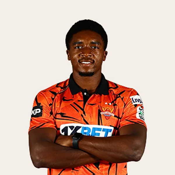Lutho Sipamla portrait in Official Sunrisers Eastern Cape squad shirt