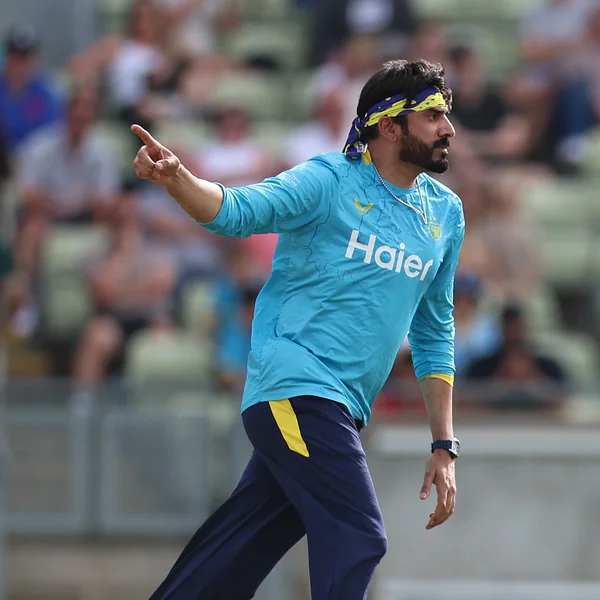 Usman Tariq portrait in Warwickshire Bears 2026 Vitality Blast shirt